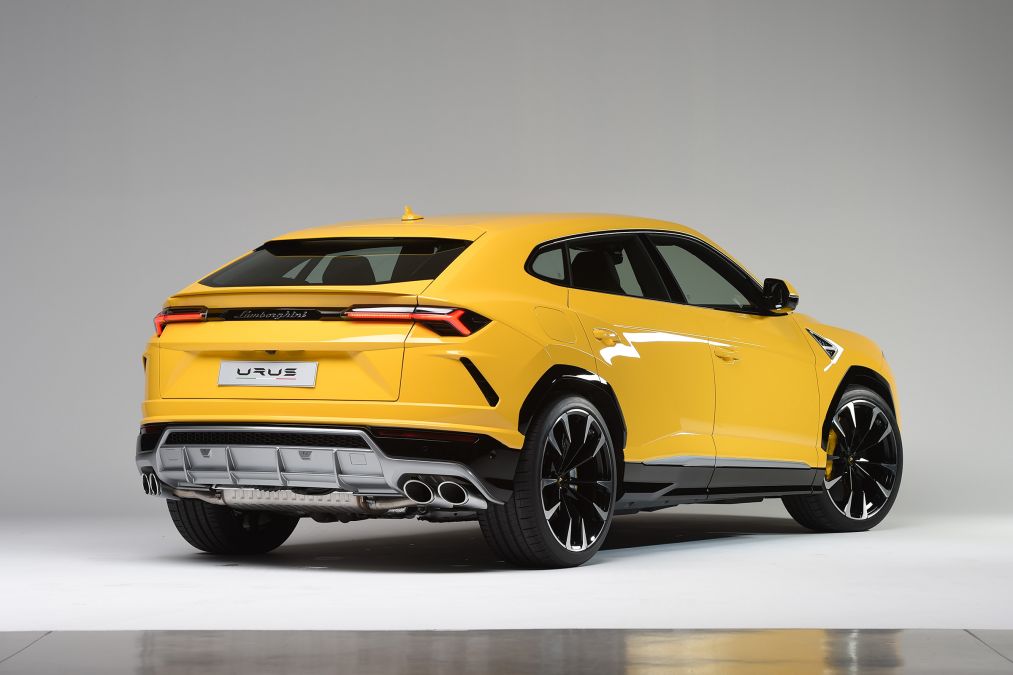 Lamborghini Urus сзади