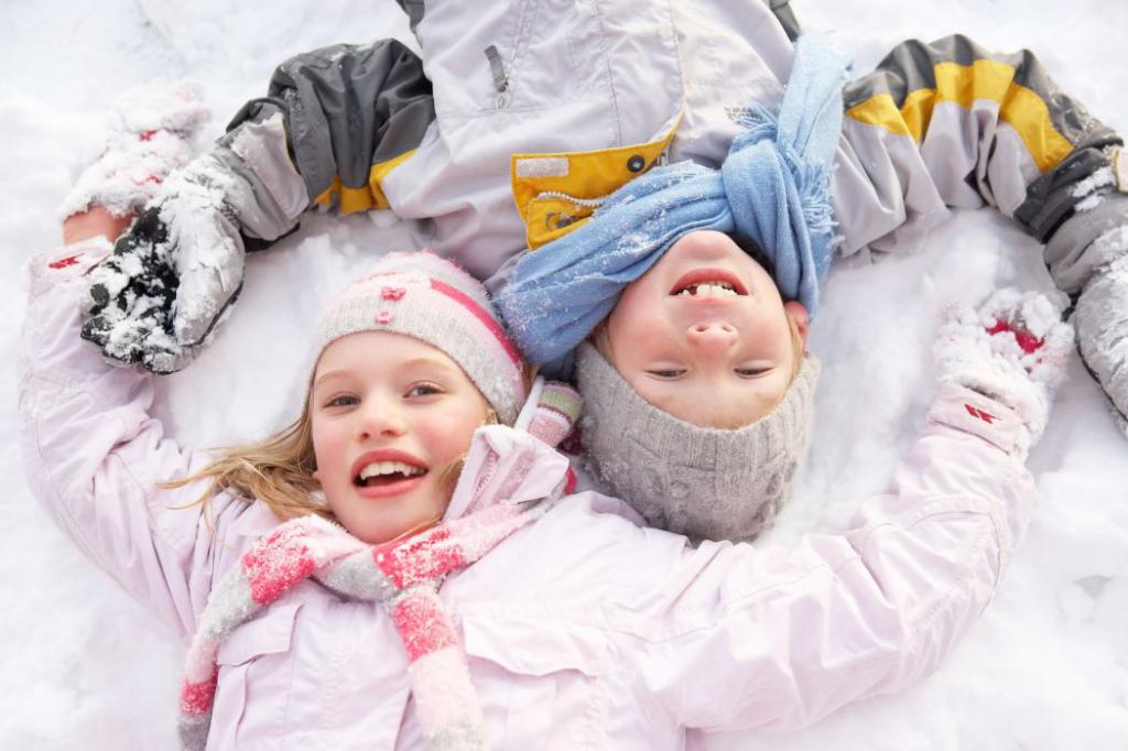 дети играют на снегу