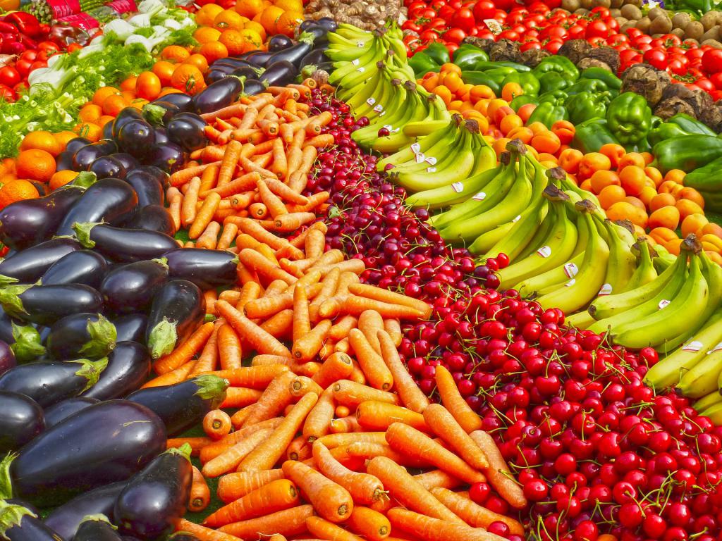 фрукты и овощи, разложенные рядами