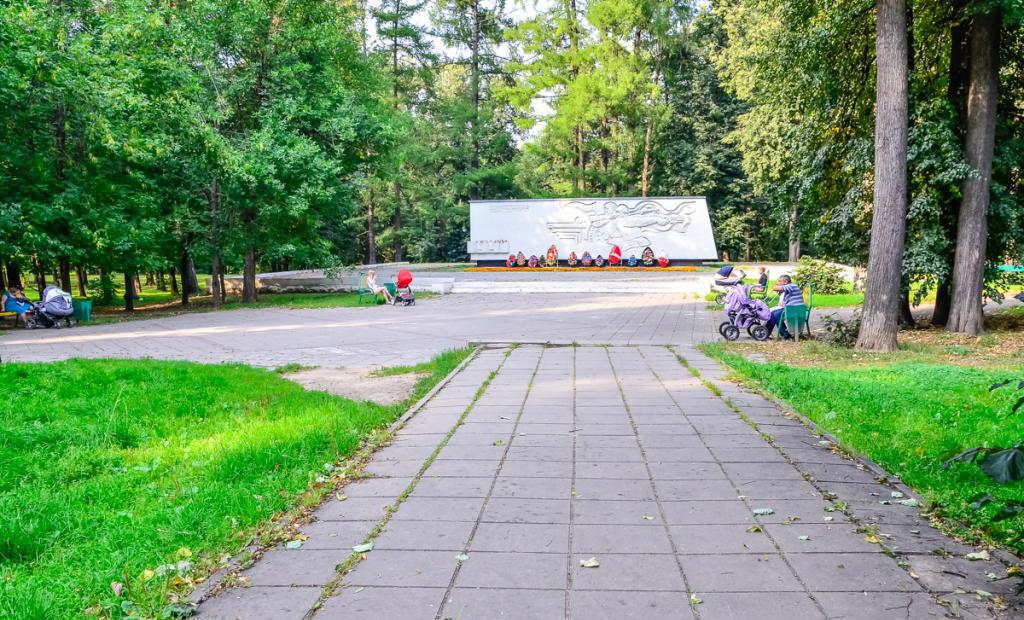 Памятник в Грачевском парке