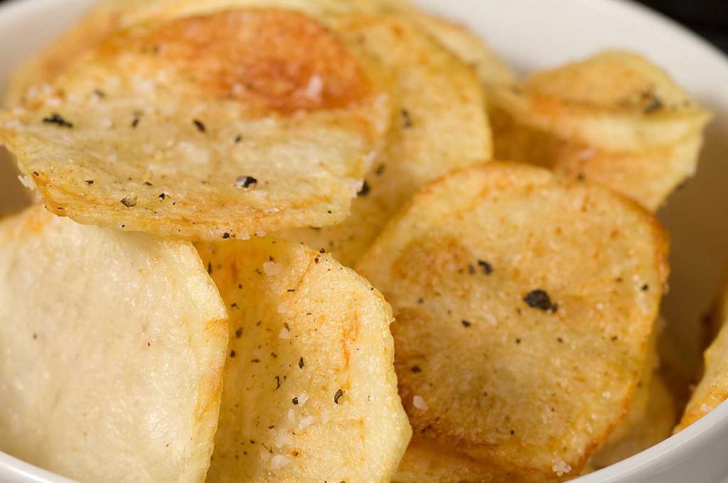 Картофельные чипсы, в домашних условиях приготовленные.