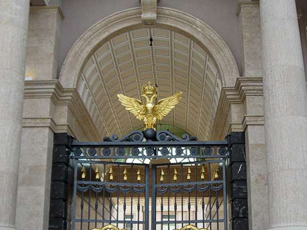 главные ворота дворца