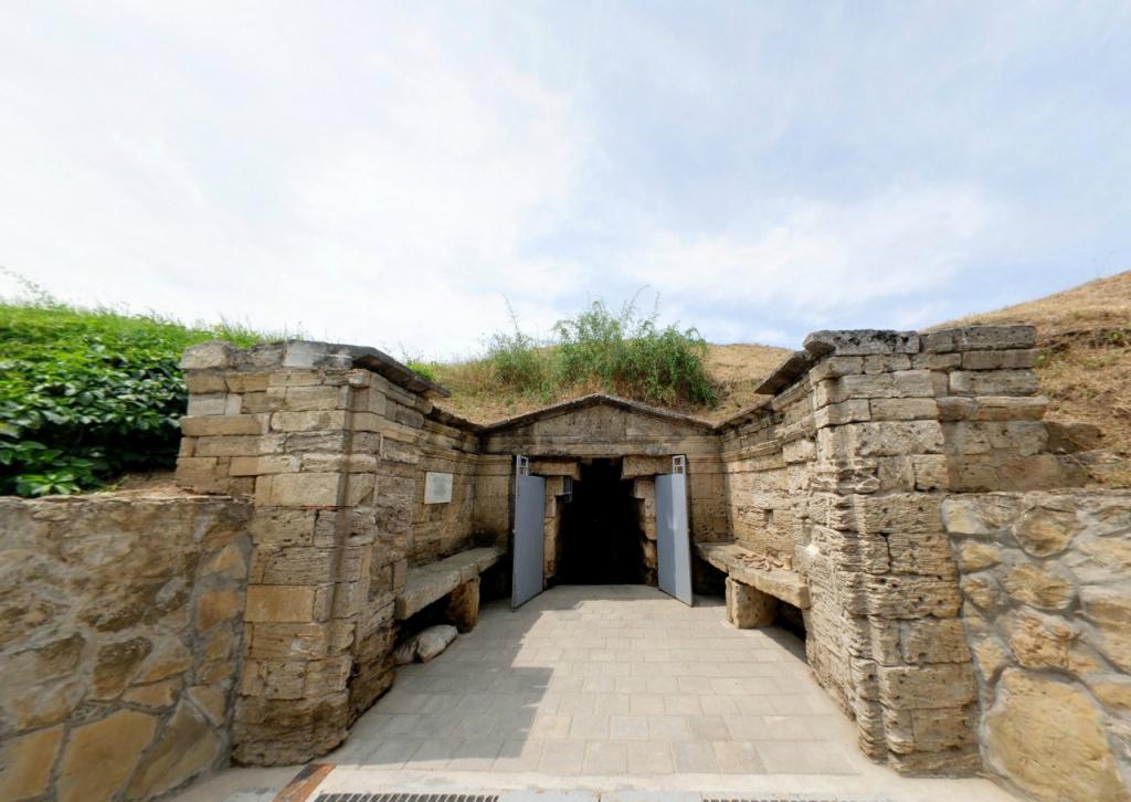 http://www.ayda.ru/crimea/kerch/places/melekchesmensky-mound-11163