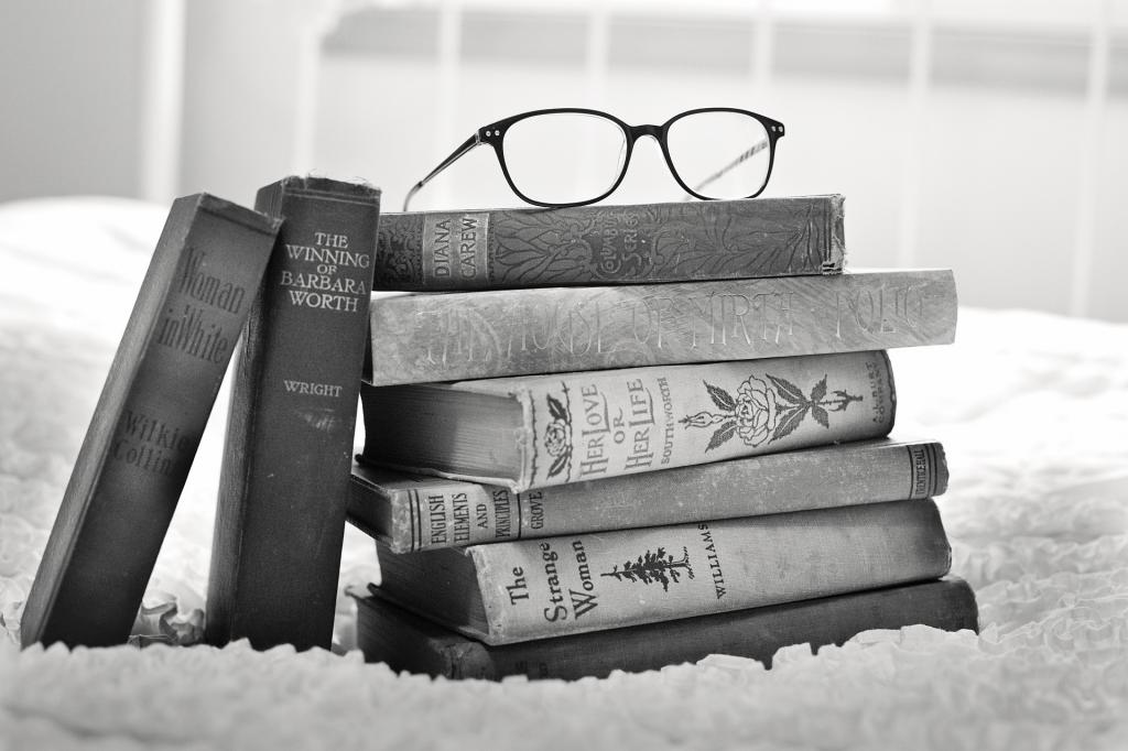 черно-белые книги и очки