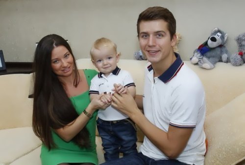 Денис Косяков с семьей.