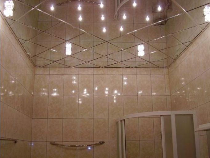 зеркальная плитка на потолке ванной комнаты