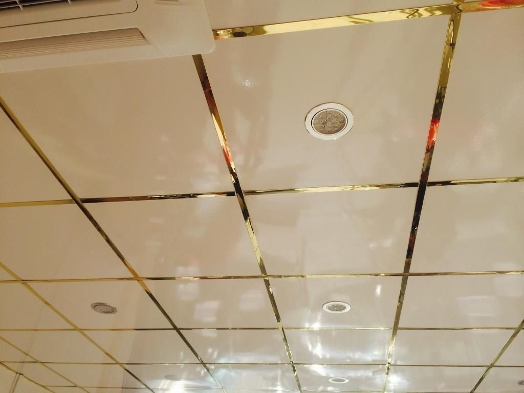 фурнитурный зеркальный потолок