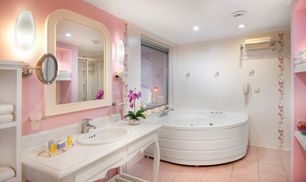 Ванная комната в люксе для новобрачных в Belconti Resort
