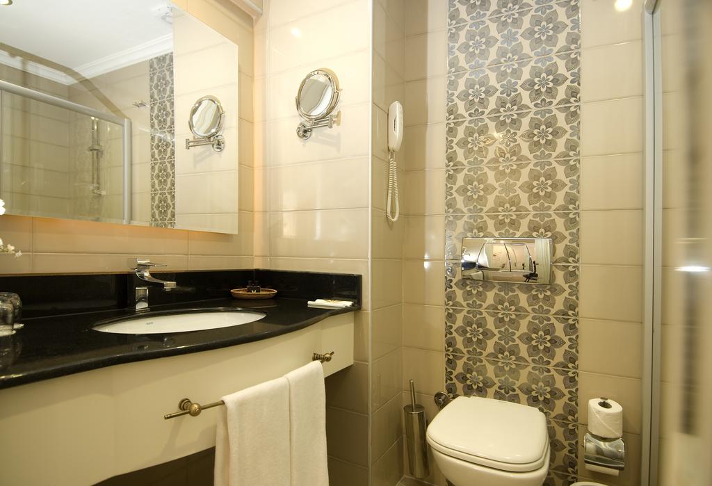 Ванная комната в номере отеля Aydinbey Famous Resort 5*