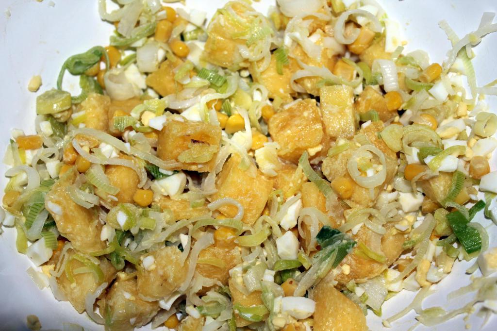 Рецепт ананасового салата с курицей и кукурузой.