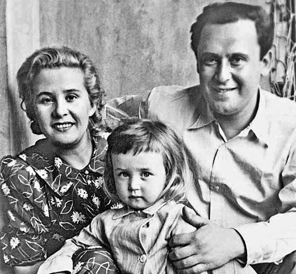 Вася Ливанов с родителями