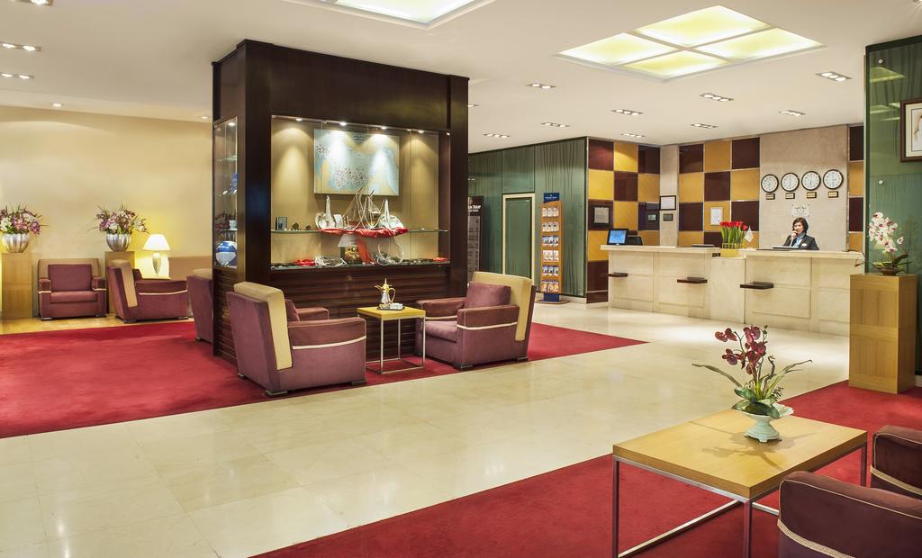 Холл отеля Golden Tulip Sharjah 4* в ОАЭ