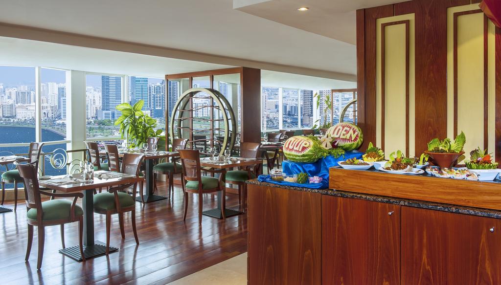 Ресторан отеля Golden Tulip Sharjah 4*