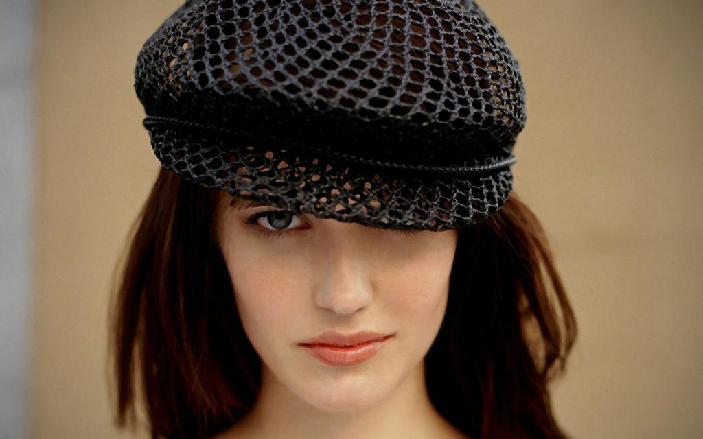 молодая Ева в шляпке