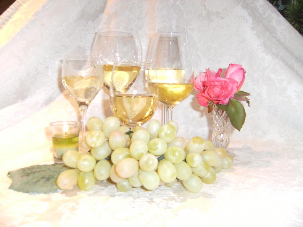 Шампанское и гроздь винограда