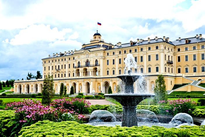 фонтаны на территории дворца