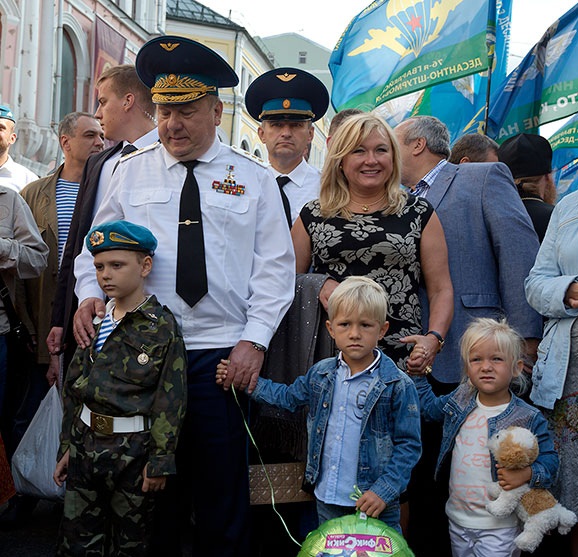 Генерал Шаманов с внуками