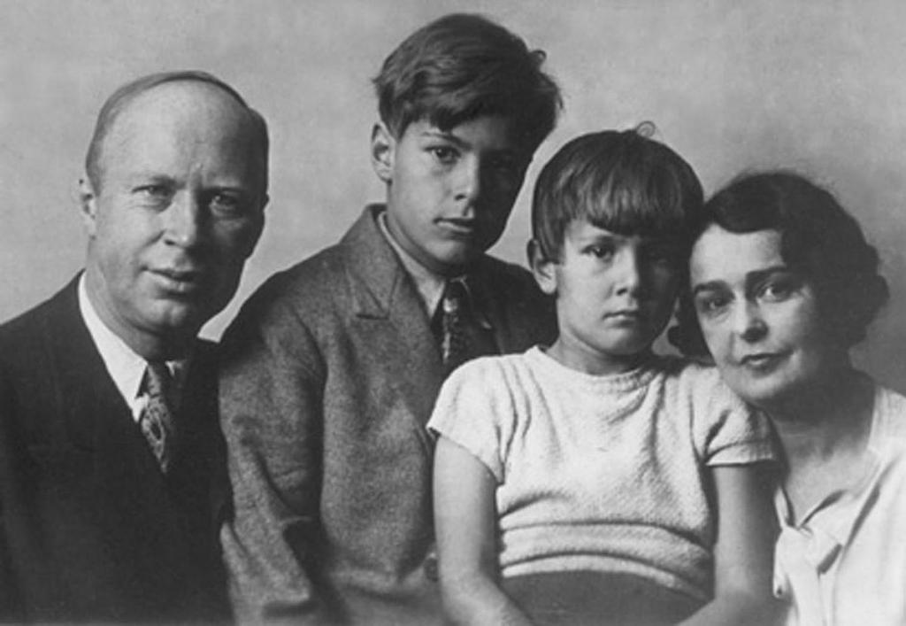 Прокофьев с первой женой и сыновьями