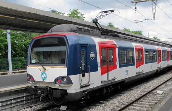 электричка rer идет в пригороды и через париж