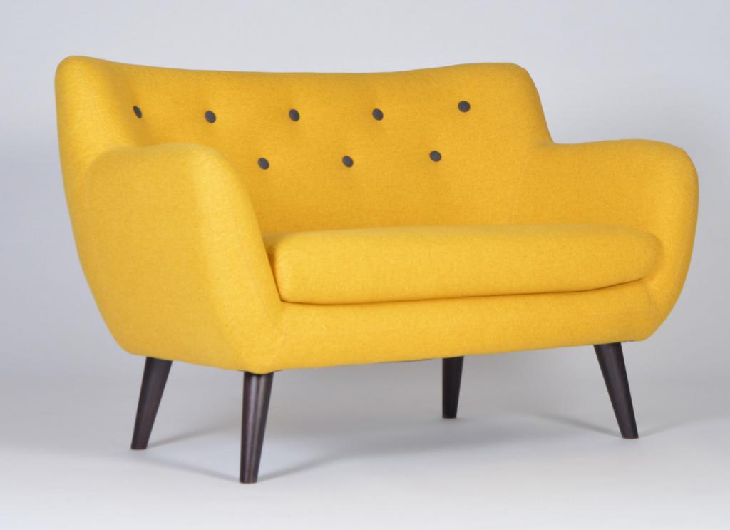 Яркий желтый маленький диван