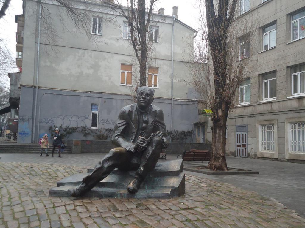 Памятник Бабелю в Одессе