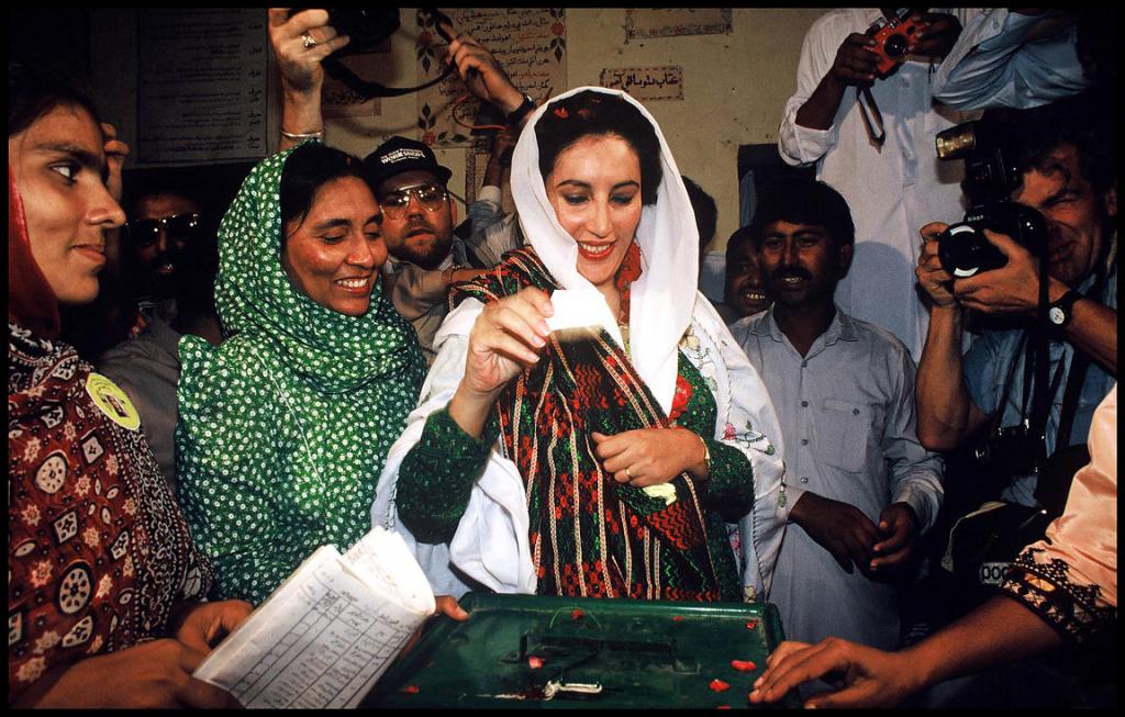 Беназир Бхутто во время голосования