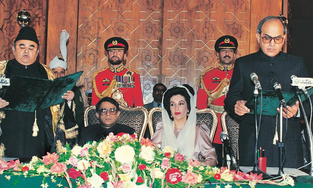 Беназир Бхутто во время инаугурации президента Легари