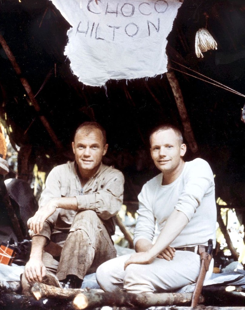 Джон Гленн и Нил Армстронг во время тренировки на выживание в джунглях в Панаме