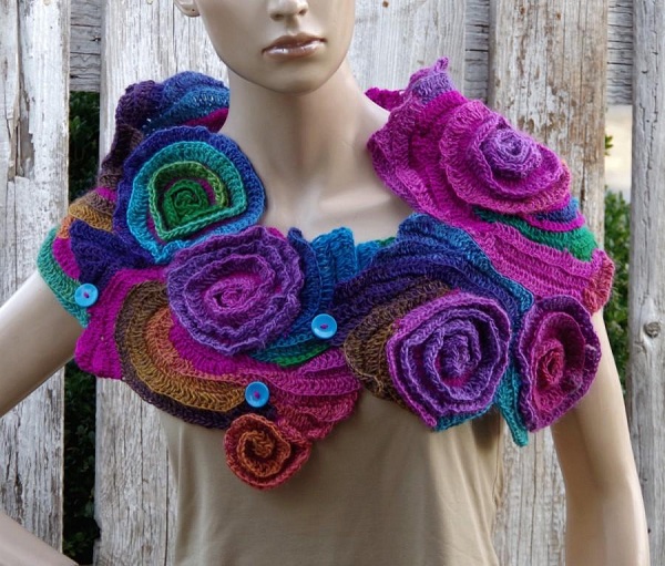 шарф из объемных цветов