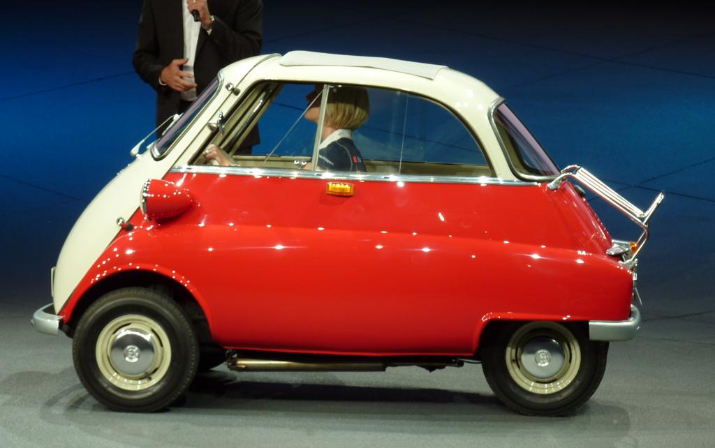 BMW Isetta с водителем внутри