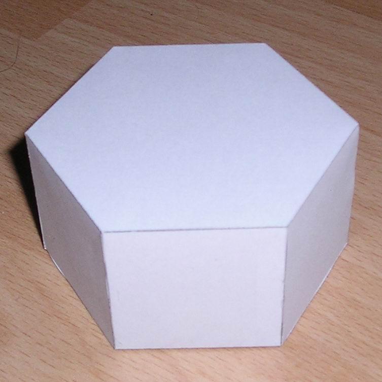 Шестиугольная призма из бумаги