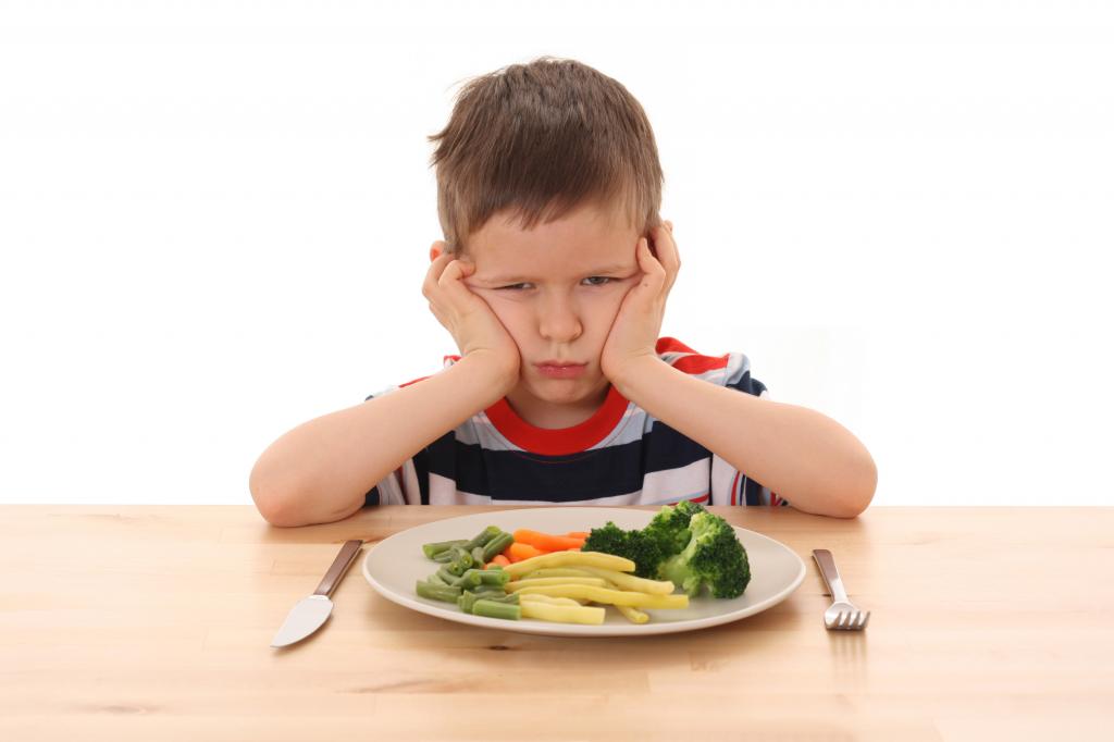 Мальчик не хочет есть овощи