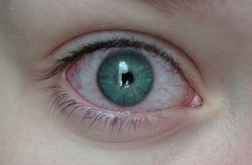 Как сделать на время красные глаза