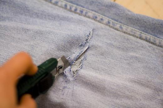 как сделать дырки на джинсах