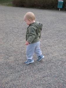 ребенок ходит на носочках