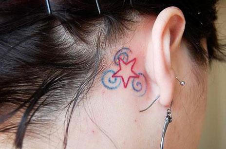 татуировки за ухом