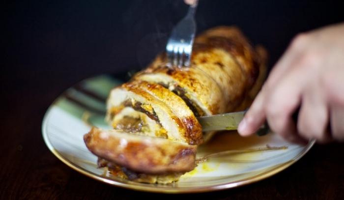 рулет куриный с черносливом