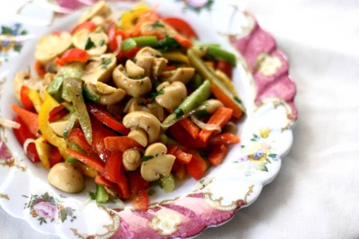 салат из маринованных шампиньонов
