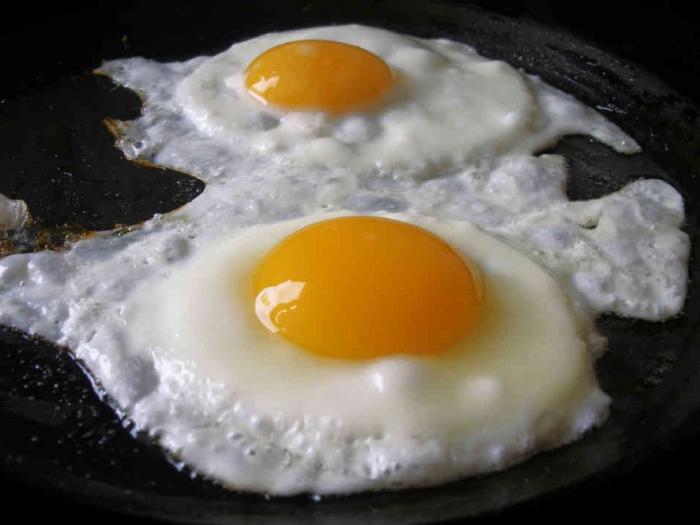 Сколько калорий в жареном яйце