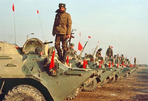 Причины ввода советских войск в Афганистан стали недостаточными для победоносной войны. (на фото вывод советских частей)