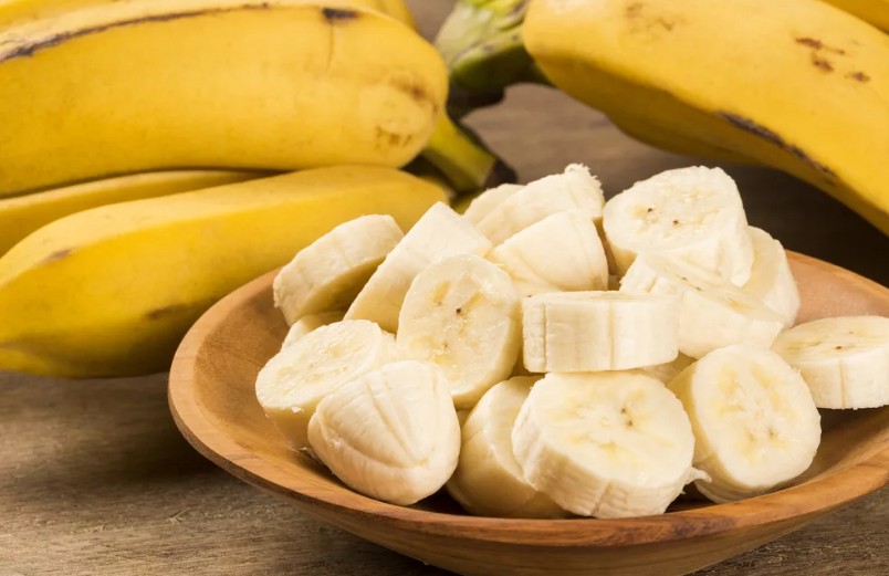 Молоко, вишня, бананы, йогурт: что можно съесть на ночь, чтобы не отправляться в постель голодным