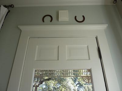 как правильно повесить подкову над дверью в домашних условиях