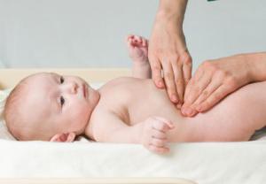 массаж новорождённому при запоре