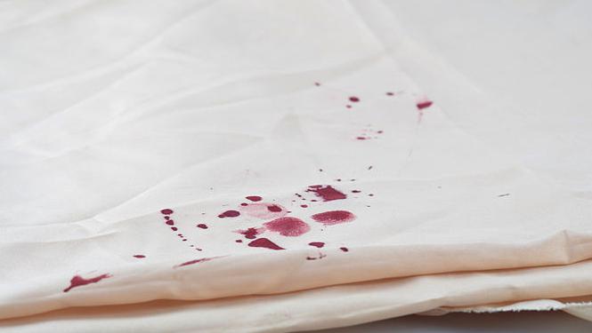 вывести пятна крови с одежды