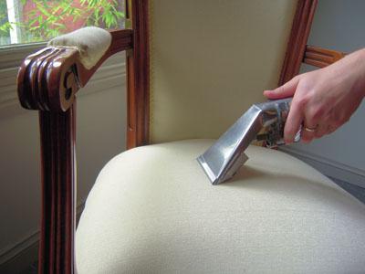 Почистить мягкую мебель в домашних условиях