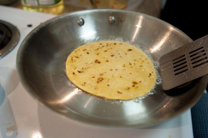 сырная лепешка на сковороде