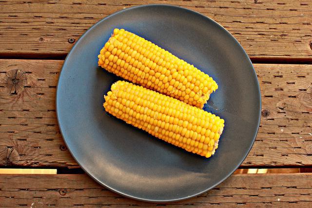 сколько варить кукурузу в початках в кастрюле