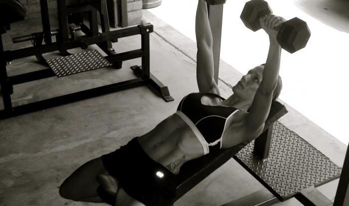 упражнения для грудных мышц для женщин с гантелями