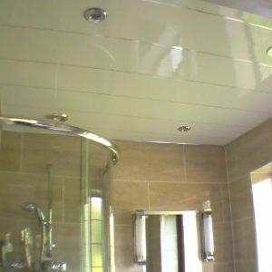 Подвесной потолок в ванной реечный
