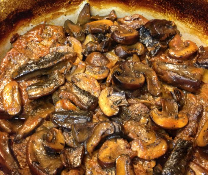 Запечь мясо с грибами в духовке